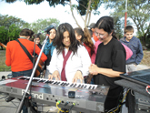 María Rodríguez junto a liceales tocando el órgano