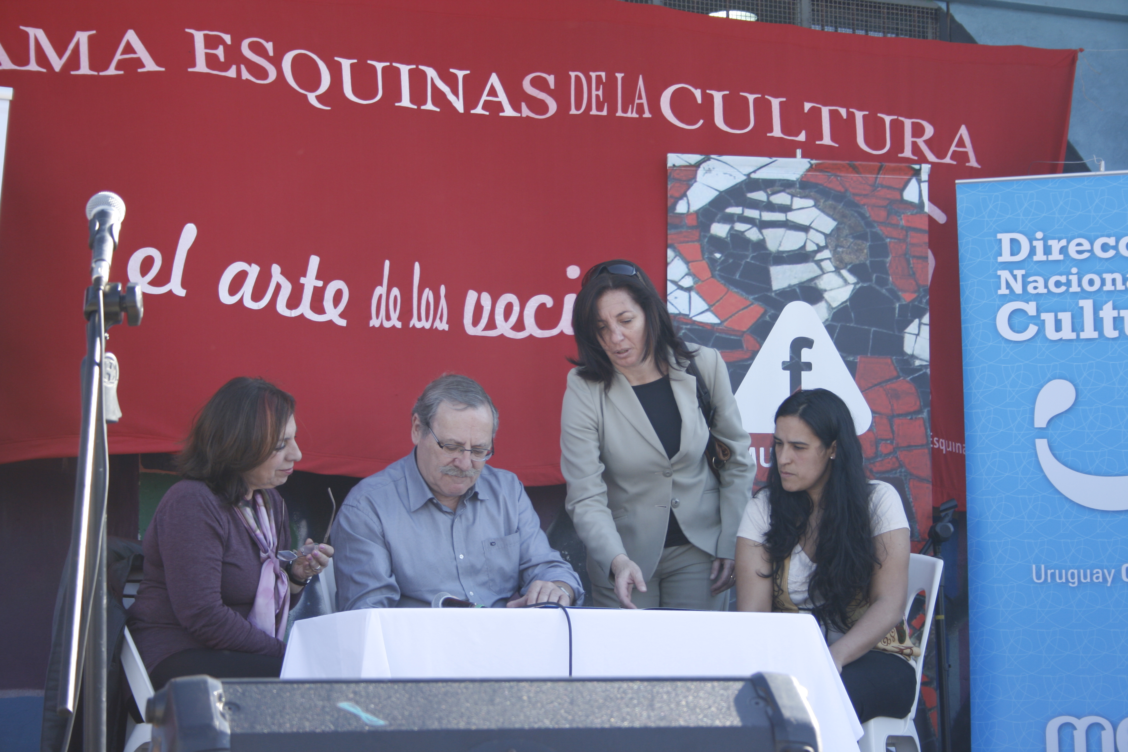 Ministro Ricardo Ehrlich, Intendenta Ana Olivera, Presidenta Centro Cultural y Recreativo El Mercadito