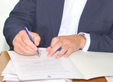 Persona firmando documento