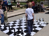 Juego de ajedrez gigante en espacio público