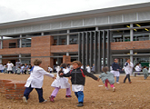 Niños jugando en patio de Escuela de Cerro Pelado