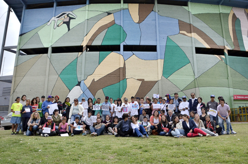 Jovenes de CECAP fuera del Estadio Centenario
