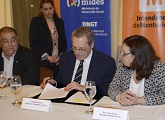 El ministro Ehrlich firmando convenio