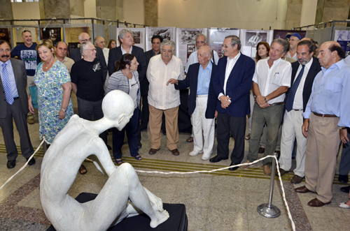 Autoridades del MEC, IM y Mujica viendo la escultura