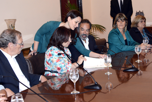 Autoridades de la IM, Ministro Ehrlich y Sandra Nedov en mesa durante firma acuerdo